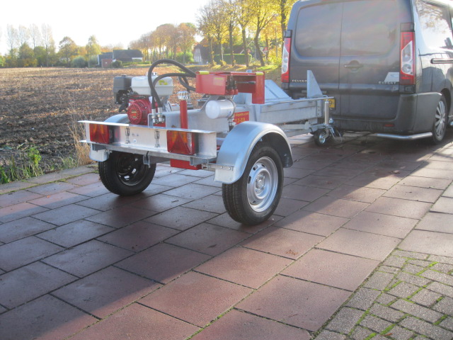 De laadklep uit één stuk op een langzaam verkeer kloofmachine…